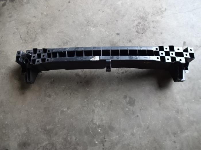 Rear bumper frame from a Renault Clio III (BR/CR) 1.2 16V TCe 100 2009