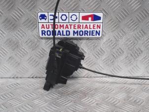 Usados Mecanismo de cerradura de puerta de 2 puertas derecha Renault Clio III (BR/CR) 1.2 16V TCe 100 Precio € 35,00 Norma de margen ofrecido por Automaterialen Ronald Morien B.V.