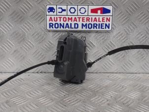 Używane Mechanizm blokady drzwi prawych tylnych wersja 4-drzwiowa Renault Scénic II (JM) 1.5 dCi 105 FAP Cena € 50,00 Procedura marży oferowane przez Automaterialen Ronald Morien B.V.