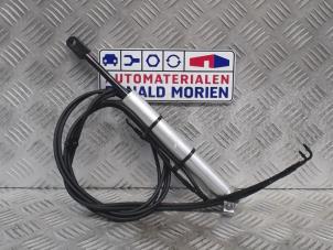 Usados Amortiguador de gas de capota Peugeot 207 CC (WB) 1.6 16V Precio € 200,00 Norma de margen ofrecido por Automaterialen Ronald Morien B.V.