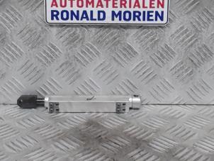 Usados Amortiguador de gas de capota Peugeot 207 CC (WB) 1.6 16V Precio € 100,00 Norma de margen ofrecido por Automaterialen Ronald Morien B.V.
