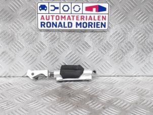 Usados Amortiguador de gas de capota Peugeot 207 CC (WB) 1.6 16V Precio € 175,00 Norma de margen ofrecido por Automaterialen Ronald Morien B.V.