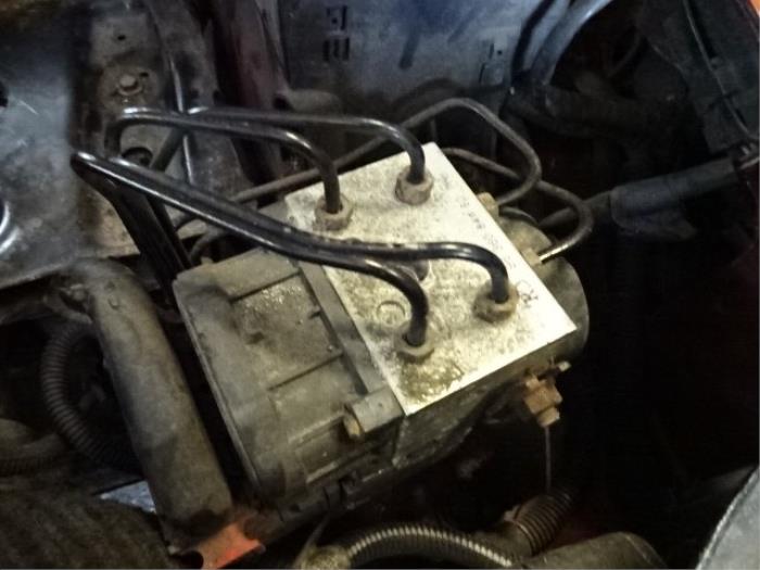 Używane Pompa ABS Peugeot 306 Break (7E) 2.0 HDi Cena € 45,00 Procedura marży oferowane przez Automaterialen Ronald Morien B.V.