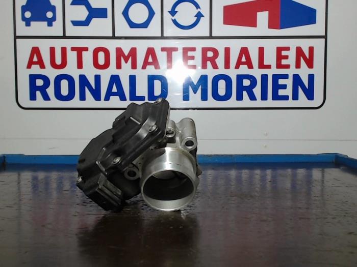Usagé Boitier papillon Ford Focus 3 1.0 Ti-VCT EcoBoost 12V 100 Prix € 40,00 Règlement à la marge proposé par Automaterialen Ronald Morien B.V.
