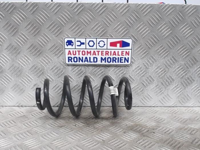 Schraubenfeder hinten van een BMW 2 serie Active Tourer (F45) 220i 2.0 TwinPower Turbo 16V 2015