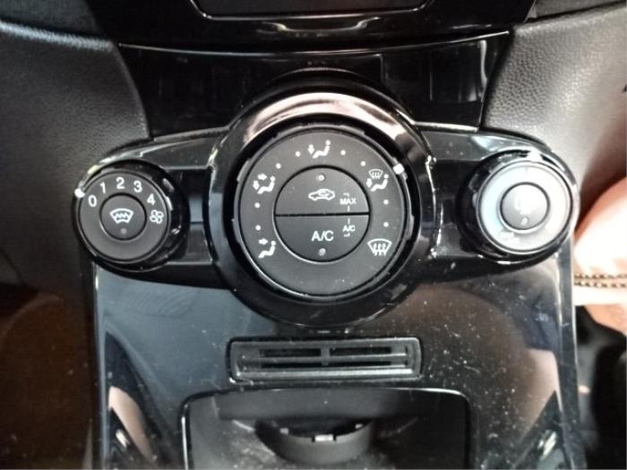 Heizung Bedienpaneel van een Ford Fiesta 6 (JA8) 1.0 EcoBoost 12V 100 2015