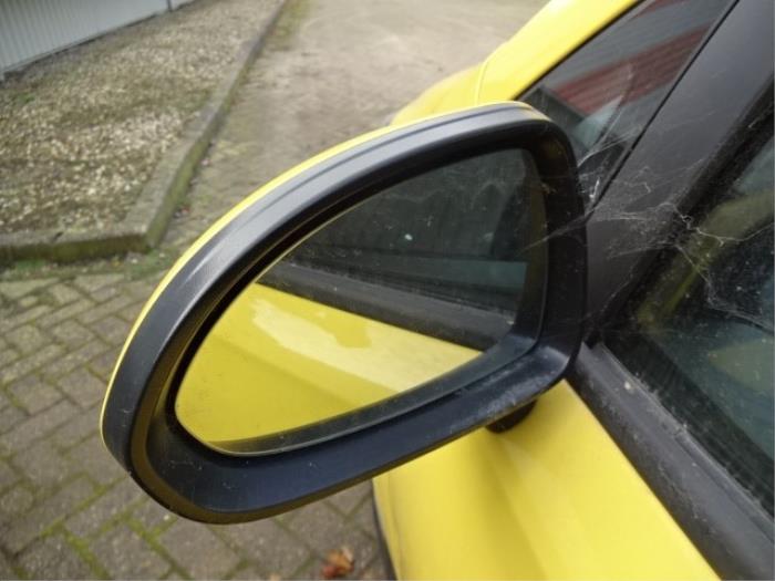 Rétroviseur extérieur gauche d'un Opel Corsa 2015