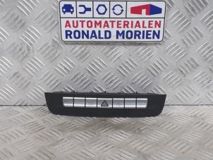 Używane Przelacznik swiatel awaryjnych Mercedes A (W176) 1.6 A-180 16V Cena € 30,00 Procedura marży oferowane przez Automaterialen Ronald Morien B.V.