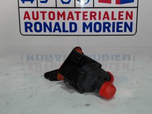 Usagé Pompe à eau supplémentaire Audi Q5 (8RB) 3.0 TDI V6 24V Quattro Prix € 29,00 Prix TTC proposé par Automaterialen Ronald Morien B.V.