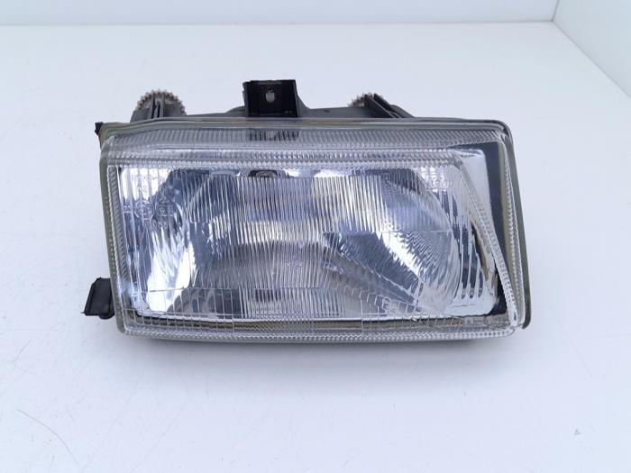 Używane Reflektor prawy Seat Cordoba (6C2/6K2) 1.6i CLX,GLX,SE,Latino,SX Cena € 29,00 Procedura marży oferowane przez Automaterialen Ronald Morien B.V.