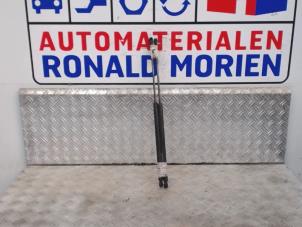 Usados Juego de amortiguadores de gas del portón trasero Renault Koleos I 2.5 16V 4x4 Precio € 30,00 Norma de margen ofrecido por Automaterialen Ronald Morien B.V.