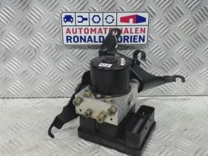 Usagé Pompe ABS Ford Fusion 1.4 16V Prix € 49,00 Règlement à la marge proposé par Automaterialen Ronald Morien B.V.