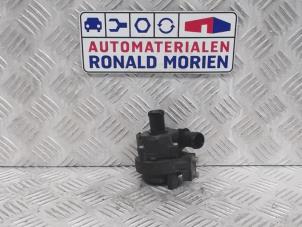Używane Dodatkowa pompa wodna Volkswagen Polo V (6R) Cena € 25,00 Procedura marży oferowane przez Automaterialen Ronald Morien B.V.