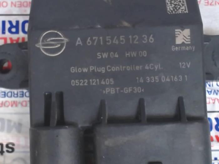 Glow plug relay from a SsangYong Rodius 2.0 e-200 Xdi 16V 4WD 2015