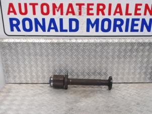 Used Front drive shaft, right Volkswagen Transporter T5 2.5 TDi Price on request offered by Automaterialen Ronald Morien B.V.