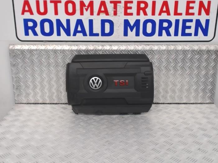 Chapa protectora motor de un Volkswagen Golf 2013