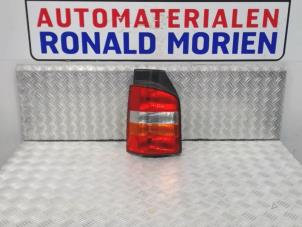 Usagé Feu arrière secondaire gauche Volkswagen Transporter T5 1.9 TDi Prix € 35,00 Règlement à la marge proposé par Automaterialen Ronald Morien B.V.