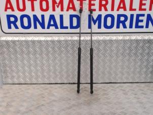 Usados Juego de amortiguadores de gas del portón trasero Volkswagen Polo V (6R) Precio € 10,00 Norma de margen ofrecido por Automaterialen Ronald Morien B.V.