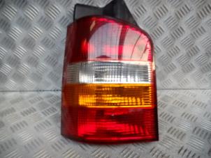 Gebrauchte Rücklicht links Volkswagen Transporter T5 2.5 TDi Preis € 39,00 Margenregelung angeboten von Automaterialen Ronald Morien B.V.