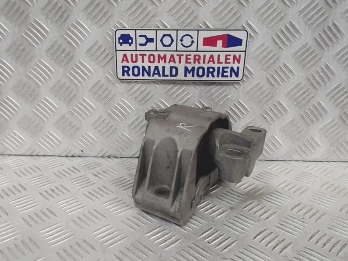 Engine mount from a Audi A3 (8L1) 1.9 TDI 100 2003