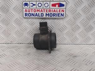 Usagé Compteur de masse d'air Volkswagen Transporter T5 1.9 TDi Prix € 12,40 Règlement à la marge proposé par Automaterialen Ronald Morien B.V.