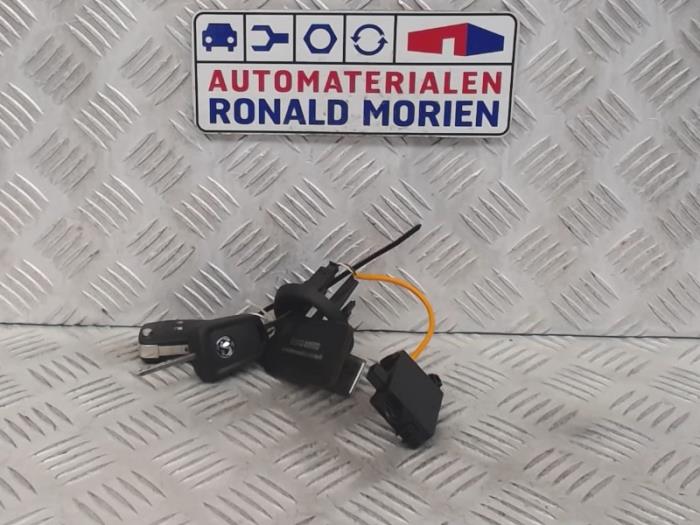 Używane Modul immobilizera Opel Meriva (B) 1.4 16V Ecotec Cena € 40,00 Procedura marży oferowane przez Automaterialen Ronald Morien B.V.