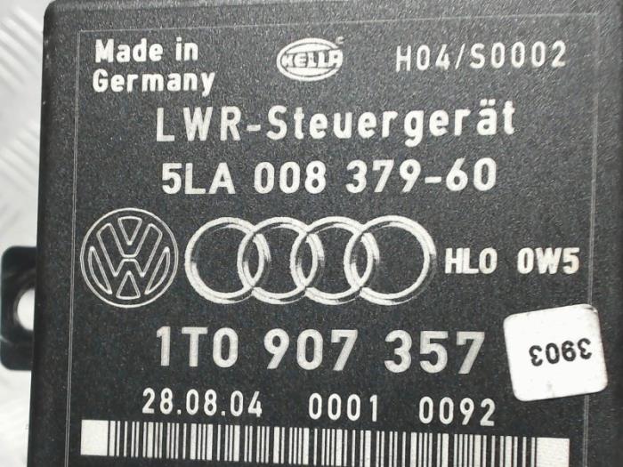 Computer, miscellaneous from a Volkswagen Golf V 4Motion (1K1) 3.2 R32 V6 24V 2006