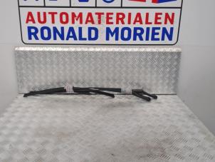 Używane Ramie wycieraczki przedniej Volkswagen Golf Cena € 35,00 Procedura marży oferowane przez Automaterialen Ronald Morien B.V.