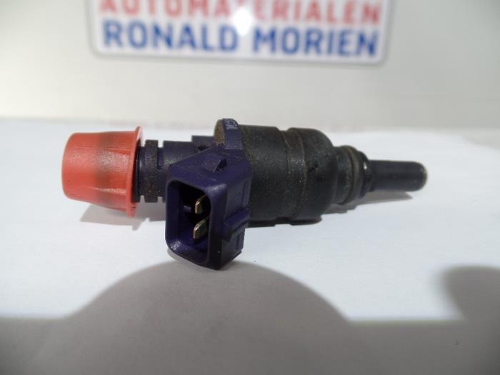 Injector (petrol injection) from a BMW 3 serie (E46/4) 330i 24V 2004