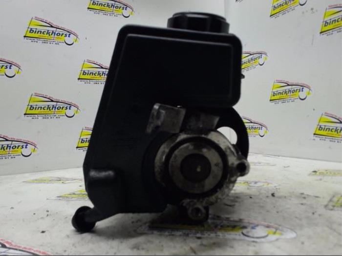 Power steering pump from a Citroën Xsara Picasso (CH) 2.0 HDi 90 2001