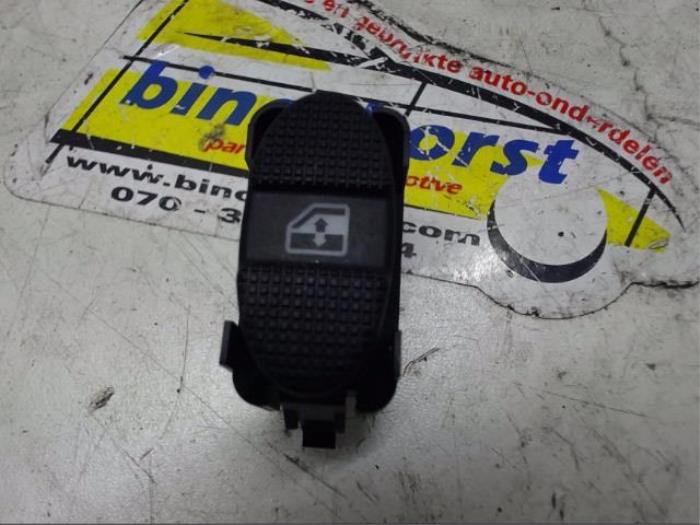 Usados Interruptor de ventanilla eléctrica Ford Galaxy (WGR) 2.3i 16V SEFI Precio € 10,50 Norma de margen ofrecido por Binckhorst BV