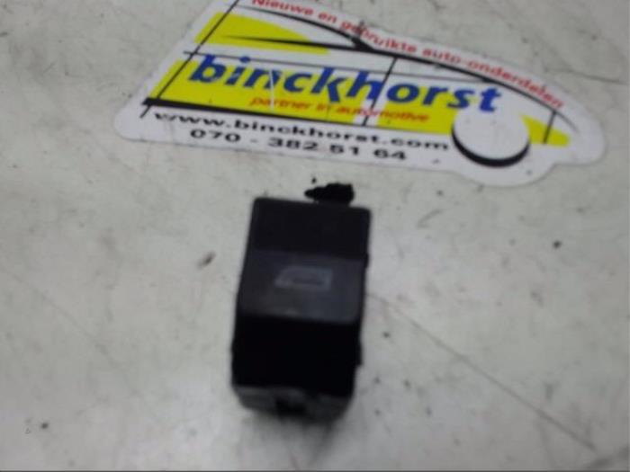 Usados Interruptor de ventanilla eléctrica Audi A4 (B5) 1.9 TDI Precio € 10,50 Norma de margen ofrecido por Binckhorst BV