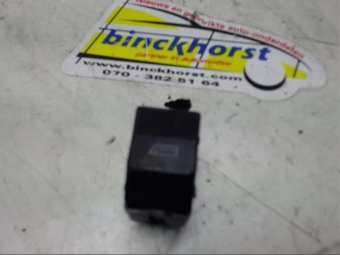 Usados Interruptor de ventanilla eléctrica Audi A4 (B5) 1.9 TDI Precio € 10,50 Norma de margen ofrecido por Binckhorst BV
