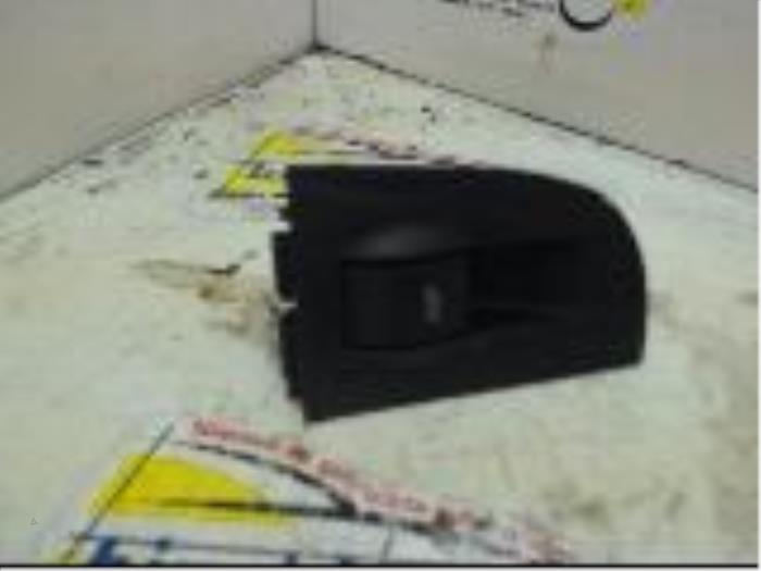 Usados Interruptor de ventanilla eléctrica Audi A6 Avant (C5) 2.5 TDI V6 24V Precio € 15,75 Norma de margen ofrecido por Binckhorst BV