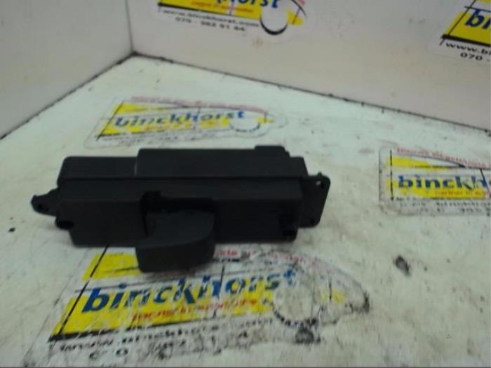 Usados Interruptor de ventanilla eléctrica Mazda 3 (BK12) 1.6i 16V Precio € 26,25 Norma de margen ofrecido por Binckhorst BV