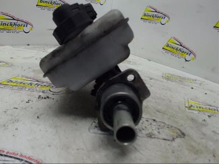 Master cylinder from a Iveco New Daily III 29L11 2000