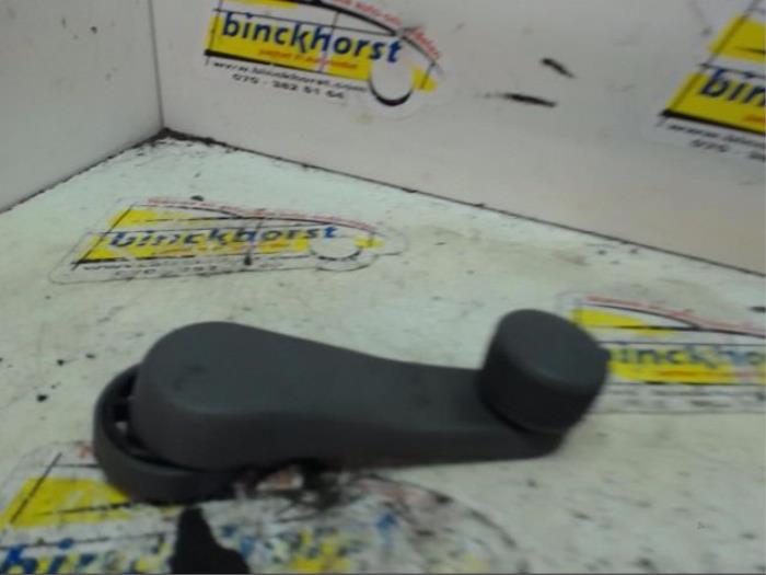Usados Manivela de ventanilla Mercedes Sprinter 2t (901/902) 213 CDI 16V Precio € 5,25 Norma de margen ofrecido por Binckhorst BV