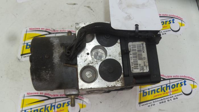 ABS pump from a Toyota Avensis (T22) 2.0 D-4D 16V 2002