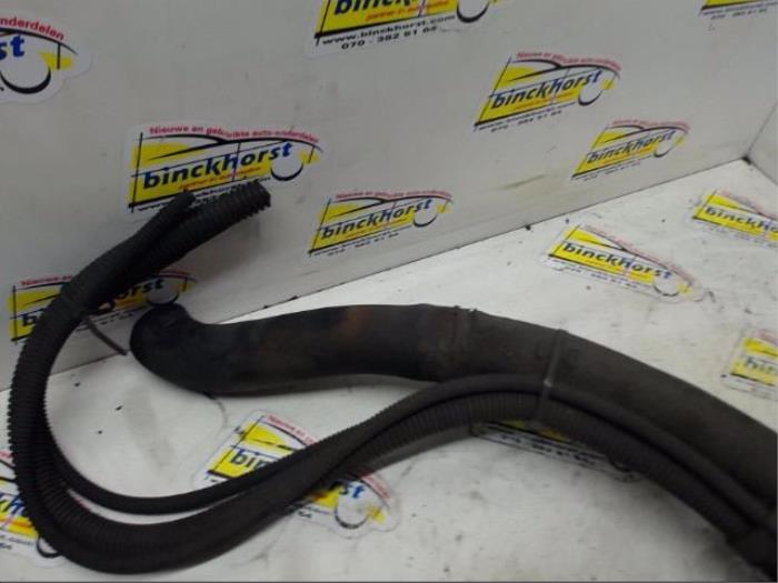 Fuel tank filler pipe from a Opel Astra H GTC (L08) 1.6 16V Twinport 2005
