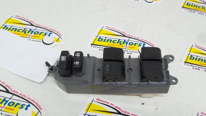 Electric window switch from a Toyota Corolla (E15) 1.6 Dual VVT-i 16V 2013