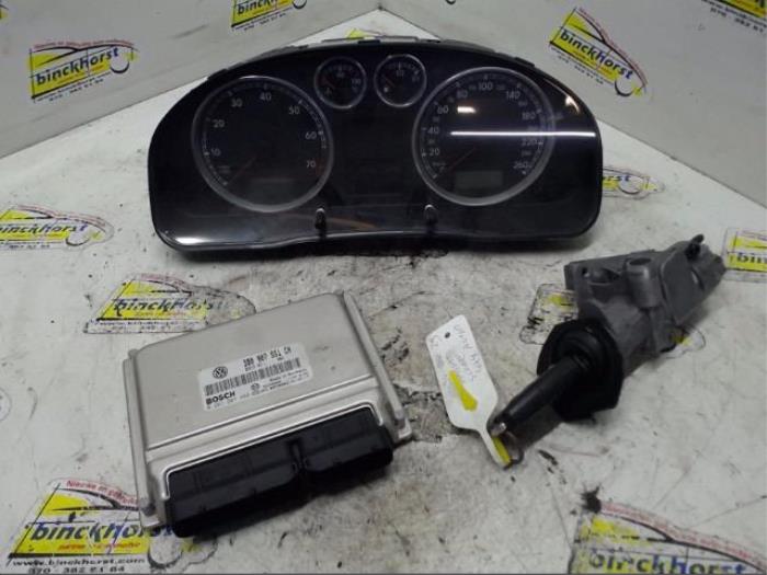 Used Ignition lock + computer Volkswagen Passat Variant 4Motion (3B6) 2.8 V6 30V Price € 131,25 Margin scheme offered by Binckhorst BV