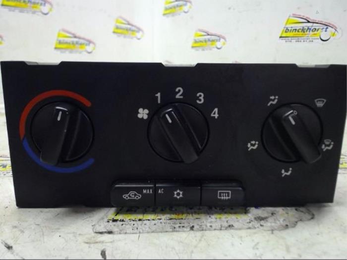 Heater control panel from a Opel Astra G (F69) 2.0 DTi 16V 2004
