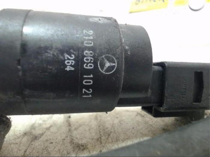 Bomba de limpiaparabrisas delante de un Mercedes-Benz A (W169) 2.0 A-200 5-Drs. 2004