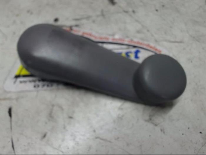 Usados Manivela de ventanilla Mazda 2 (NB/NC/ND/NE) 1.4 16V Precio € 5,25 Norma de margen ofrecido por Binckhorst BV