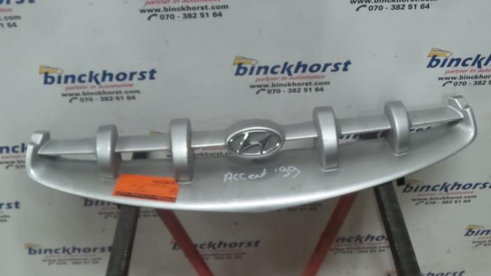 Używane Grill Hyundai Accent Cena € 21,00 Procedura marży oferowane przez Binckhorst BV