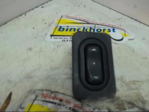 Usados Interruptor de ventanilla eléctrica Opel Meriva 1.6 16V Precio € 10,50 Norma de margen ofrecido por Binckhorst BV