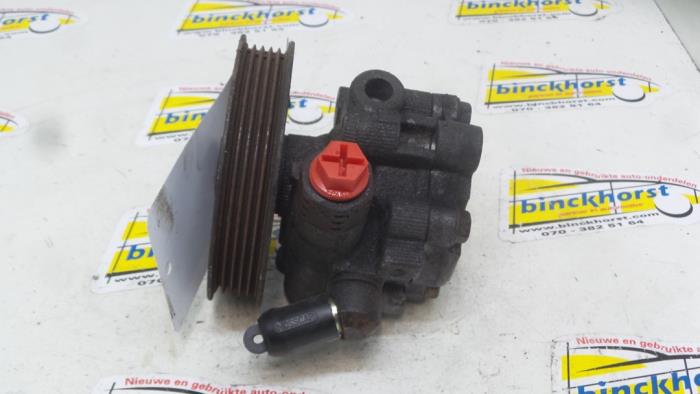 Usagé Pompe de direction Toyota Avensis (T22) 2.0 D-4D 16V Prix € 84,00 Règlement à la marge proposé par Binckhorst BV