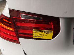 Usados Luz trasera izquierda BMW 3 serie (F30) 318d 2.0 16V Precio € 94,50 Norma de margen ofrecido por Binckhorst BV