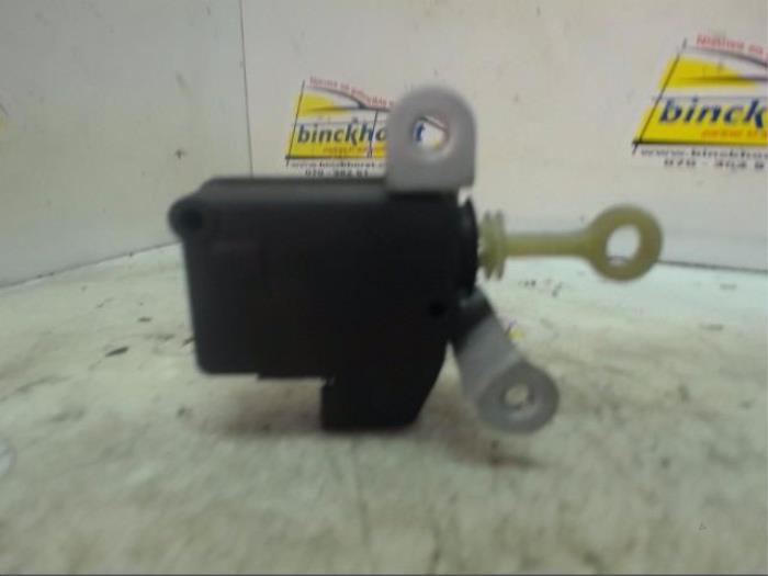 Central locking motor from a Peugeot 107 1.0 12V 2010