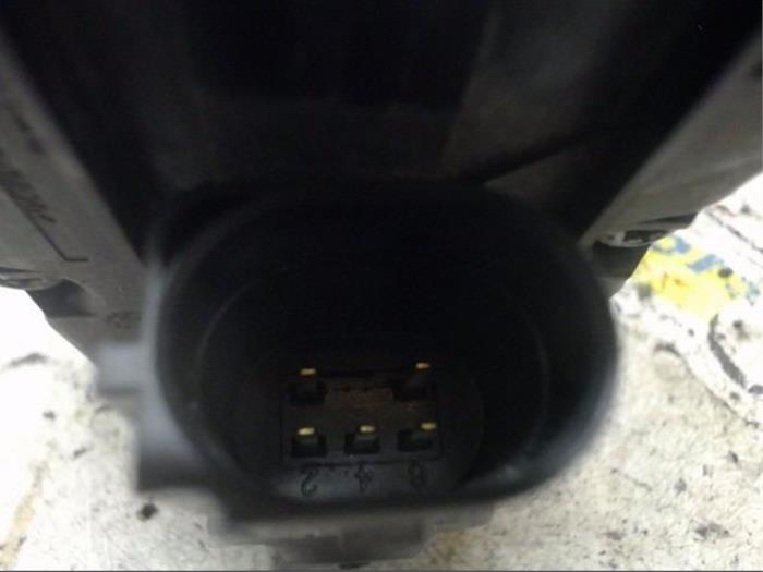 AGR Ventil van een Opel Vivaro 2.0 CDTI 2008